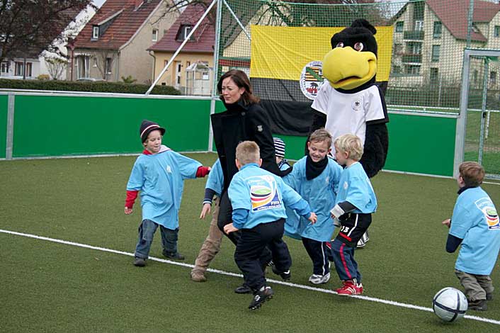 Die J�ngsten probierten das Minispielfeld im Beisein von Paule gemeinsam mit der Weltmeisterin Renate Lingort aus.